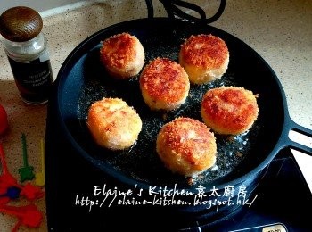 step11: 早餐機煎pan放油燒熱 , 按<煎餅>功能 , 以半煎炸方式成每面金黃色