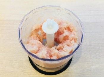 step2: 將雞肉洗淨，切塊及攪碎。