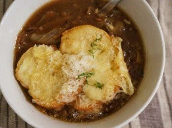 step9: 將洋蔥湯分在碗裡，上面放兩片芝士麵包，再加上芝士碎及百里香裝飾便成。