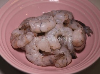 step1: 虎蝦去腸及洗淨，用少許鹽及胡椒粉略醃