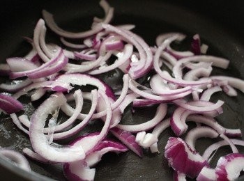 step1: 鑊開中火，下油炒香洋蔥備用