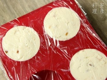 step8: 再加入草莓柚子忌廉芝士填滿，抺平表面並蓋上保鮮紙，放雪櫃冷凍。若果想容易脫模，可以脫模前放冰格約一小時，會較挺身，而這個份量可以做到 3 個成品。