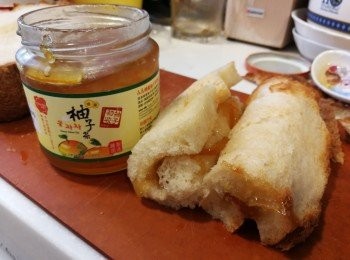 step4: 按口味加入柚子茶捲起，可以用牙簽幫助固定成形，完成