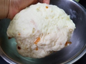 step6: 倒入牛油，將麻糬粉團搓至不粘手