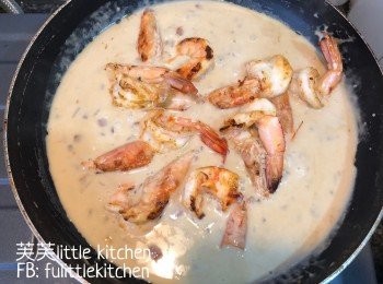 step5: 倒入生粉水收乾醬汁，將大蝦倒入拌勻，再加少許鹽及黑椒調味。