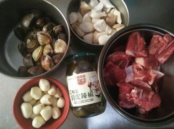 step1: 先到澎湖北辰市場買姑姑的豬肉攤位採買「行政院農業委員會」指定的合格標誌「國產澎湖豬肉」，蒜頭敲碎、杏鮑菇切塊、清洗蛤蜊(泡水1-2天)、軟骨【國產澎湖豬肉】、剝皮辣椒【辣椒叔叔】，備用；