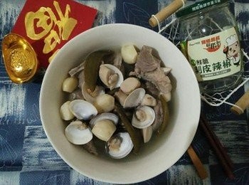 step6: 最後，即可盛碗享用「剝皮辣椒蒜頭鮑菇蛤蜊排骨湯【豆豆愛的料理】」。