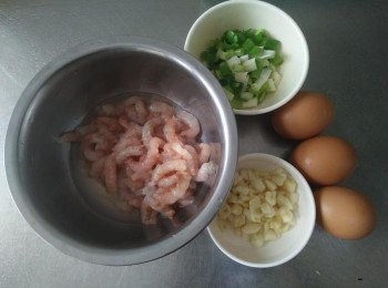 step2: 去狗蝦殼【澎湖野生水產】、青蔥切圈、蒜頭敲碎、蛋，備用；