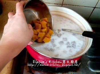 step14: 用慢火拌勻慢慢煮至滾 , 逐一加入芋頭粒 , 蕃薯粒及西米拌勻