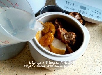 step2: 逐一將貢梨肉 , 羅漢果及冰糖放入美的陶瓷蒸燉寶的燉盅內 , 加入熱水至8成滿