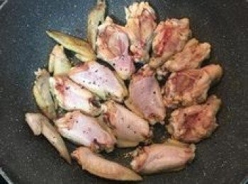 step5: 煎到雞翅開始收縮時，均勻撒入鹽和黑胡椒粉；