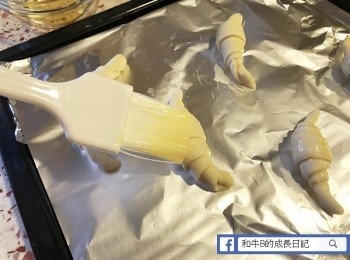 step6: 喺牛角酥上掃上蛋漿，再掃上糖漿/ 蜜糖