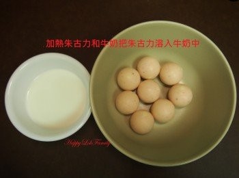 step3: 加熱朱古力和牛奶把朱古力溶入牛奶中