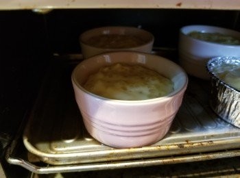 step7: 預熱焗爐至200度，焗杯放在焗盤內，注入熱水至半滿。