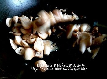 step6: 鑊中放入雜菇 , 贊少許酒拌勻炒數分鐘至微軟及有香味