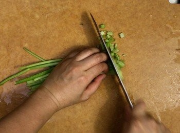 step11: 唐芹洗淨切去根部，撕去芹葉後切粒備用