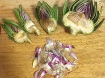 step9: 這個時候可以先準一盆清水加入一顆檸檬汁,準備來處理朝鮮薊,將朝鮮薊一切為二後,拔除中間的絨毛和絨毛週圍帶紫色的花瓣,接著再將半邊切成3-4塊瓣,一顆總共切成6-8瓣,切好後馬上將朝鮮薊放入檸檬水中清洗淨泡;