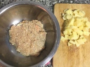 step8: 接著將馬薩瑞拉起司切成小方塊型；