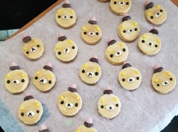 step5: 鬆弛熊做法：
用熱水座溶朱古力筆
畫上鬆弛熊五官 
將朱古力筆當膠水，黐上三角形朱古力當聖誕帽