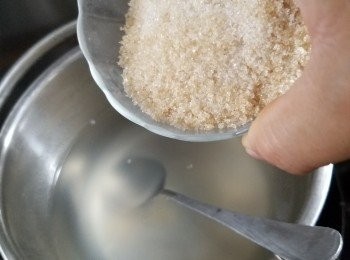 step3: 再加入80g砂糖煮融