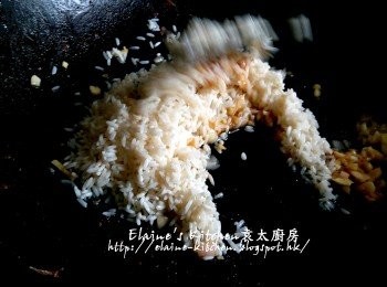 step12: 原鑊加入蒜粒 , 乾蔥粒炒香 , 加入糯米用慢火拌勻炒數分鐘