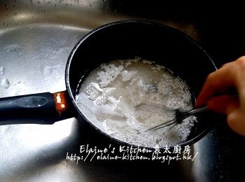 step8: 西米放入煲內 , 加水蓋過面拌勻 , 用中火煮滾後拌一拌勻西米以免黏底