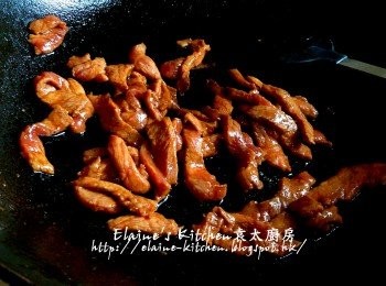 step9: 燒紅鑊 , 將豬肉放入鑊中爆香至轉色