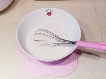 step1: 柚子茶，馬蹄粉，砂糖，粘米粉用200ml水拌勻。