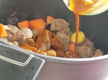 step4: 除椰漿外，將<span class="group_2">調味料</span>加入，煮滾。