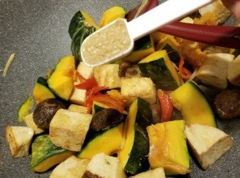 step8: 落1茶匙砂糖炒勻