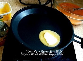step5: 牛油放入早餐機的煎pan內待溶