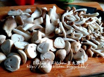 step2: 草菇切片 , 本菇切去尾部 , 秀珍菇切半