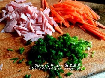 step2: 期間將火腿切片 , 蔥切粒 , 甘旬去皮切絲