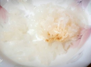 step3: 銀耳浸泡後洗淨 , 去黃色的蒂頭後 , 切碎