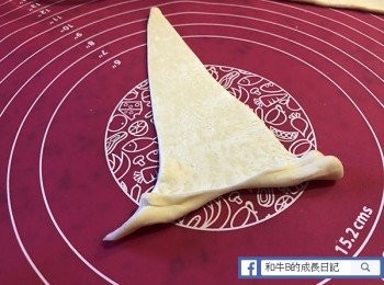 step4: 從底部開始卷起 (如果想甜啲，可以搽上糖漿/蜜糖)