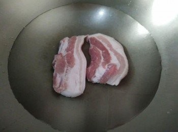 step2: 倒入水量200cc於鍋中（以能夠蓋過國產五花肉汆燙為主），水滾煮後，放入五花肉【國產澎湖豬肉】，轉至小火汆燙約5-7分鐘，再以筷子戳五花肉【國產澎湖豬肉】是否軟嫩有熟 （注意不能汆燙過久，以免肉質太硬影響口感）；