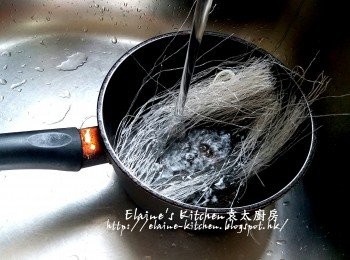 step1: 粉絲放入煲加水浸過面待軟身