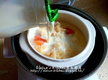 step15: 燉至時間到最後30分鐘時 , 加入鮮奶至8成滿蓋上蓋繼續燉