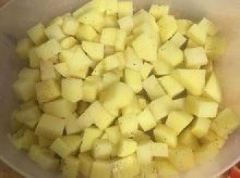 step3: 馬鈴薯中加一茶匙鹽和少許黑胡椒粉混勻；微波6分鐘或蒸15分鐘到軟；