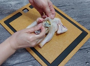 step3: 小心把雞皮和雞肉分開，將醃料塞雞皮與雞肉之間