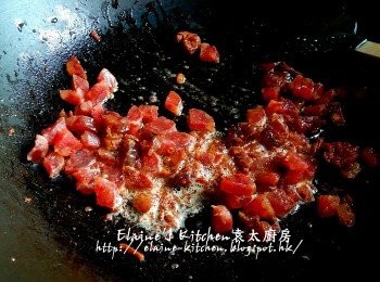 step9: 臘腸 , 潤腸放入鑊中爆香