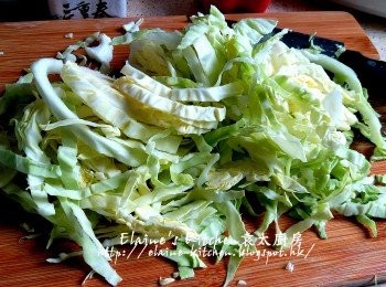 step4: 椰菜切絲 , 伊麵放入煲內加水 , 用中火煮至鬆散 , 盛起備用