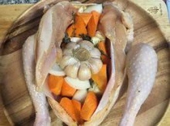 step7: 接著將蒜頭、紅蘿蔔、洋蔥、百里香都塞進雞肚裡面；