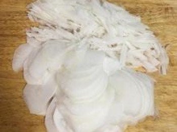 step2: 白蘿蔔去皮後切薄片再切成絲,