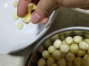 step1: 乾蓮子200g先用水浸4小時以上待軟身,揀出中間綠色苦芯(必須要粒粒檢查),再用水煮30分鐘,熄火焗30分鐘