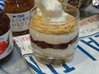 step5: 組合：餅碎放在最底層，加上無花果忌廉，中層放入適量日本Aohata士多啤梨果醬，再次加上無花果忌廉、餅碎、無花果忌廉