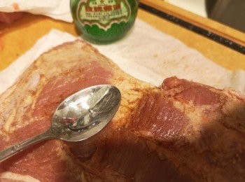 step3: 最後搽上玫瑰露，醃料不沾上豬皮。 （有時間可放雪櫃風乾豬皮，臨焗時要回溫，再肉針拮豬肉皮。無時間就用廚紙索乾豬皮面即焗。）