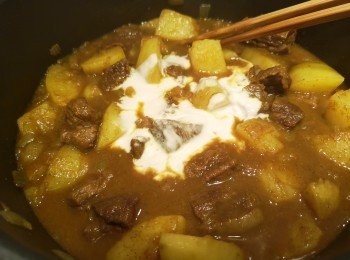 step10: 牛肋腩淋軟度滿意後，加鹽和椰奶再煮5分鐘即成。