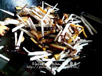 step9: 加入芋頭條及木耳絲拌勻