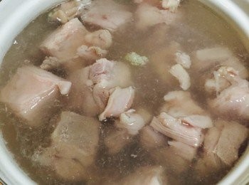 step1: 鍋裡放入羊腩，冷水開煮，放入薑片、茴香、少許料酒去腥。